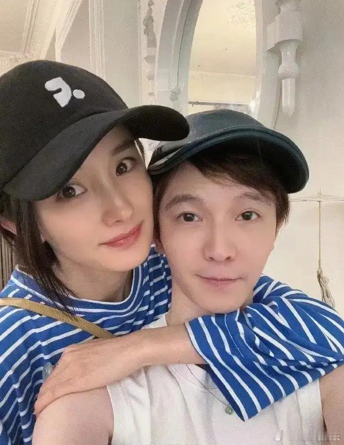 【 杨幂郭敬明同框梦回小时代 】 杨幂郭敬明素颜自拍照   近日，杨幂生日当天和