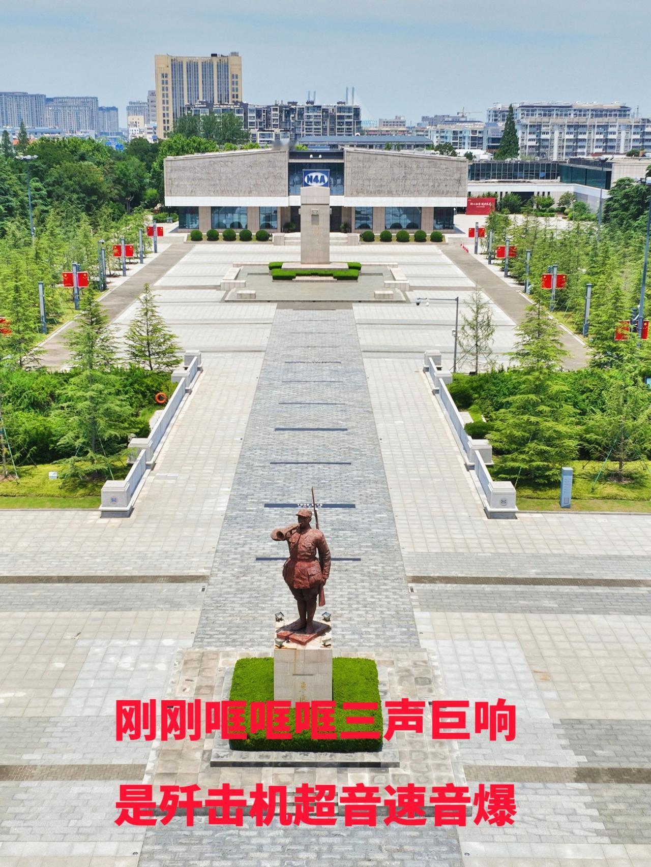 刚刚 盐城海岸轰鸣震彻四方 这振颤的推背感 是先辈们用热血铸就的家国安宁 是海防