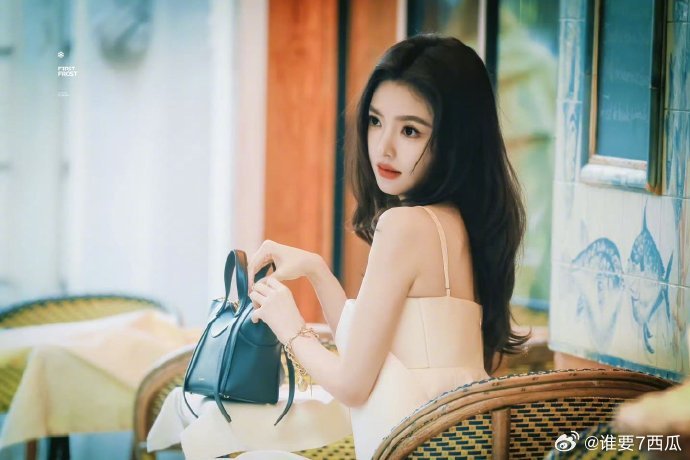 章若楠巴黎美的好权威真的服章若楠的颜值！巴黎秀场上外媒原相机都拍不出缺点，甜妹灵