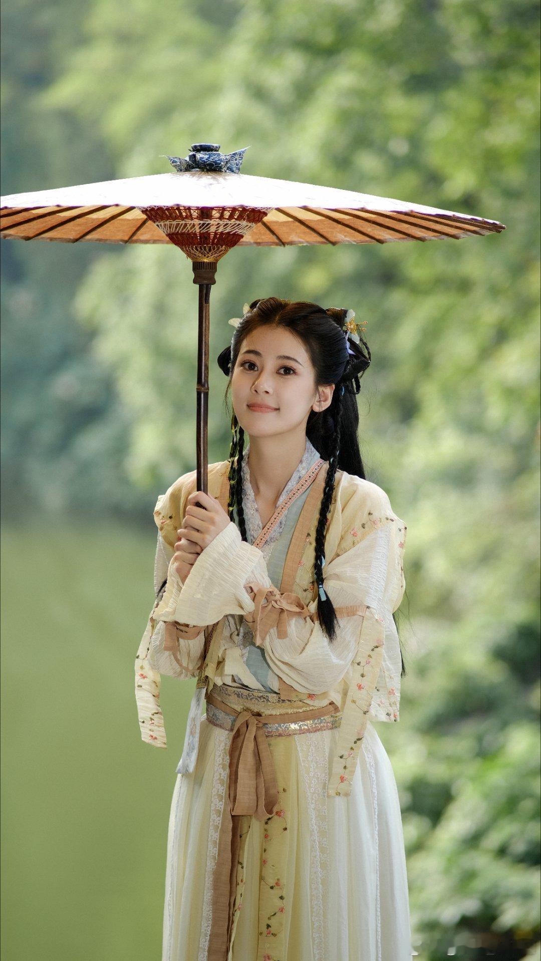 #赵昭仪正式进入歌坛1分钟#昭昭在《南城宴》片场化身歌手，又演又唱又跳，萌态可掬