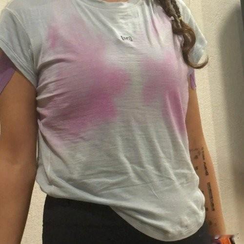女子穿200元运动内衣跑越野，胸部被染粉！商家说辞太离谱
 
杭州有位大姐，穿了