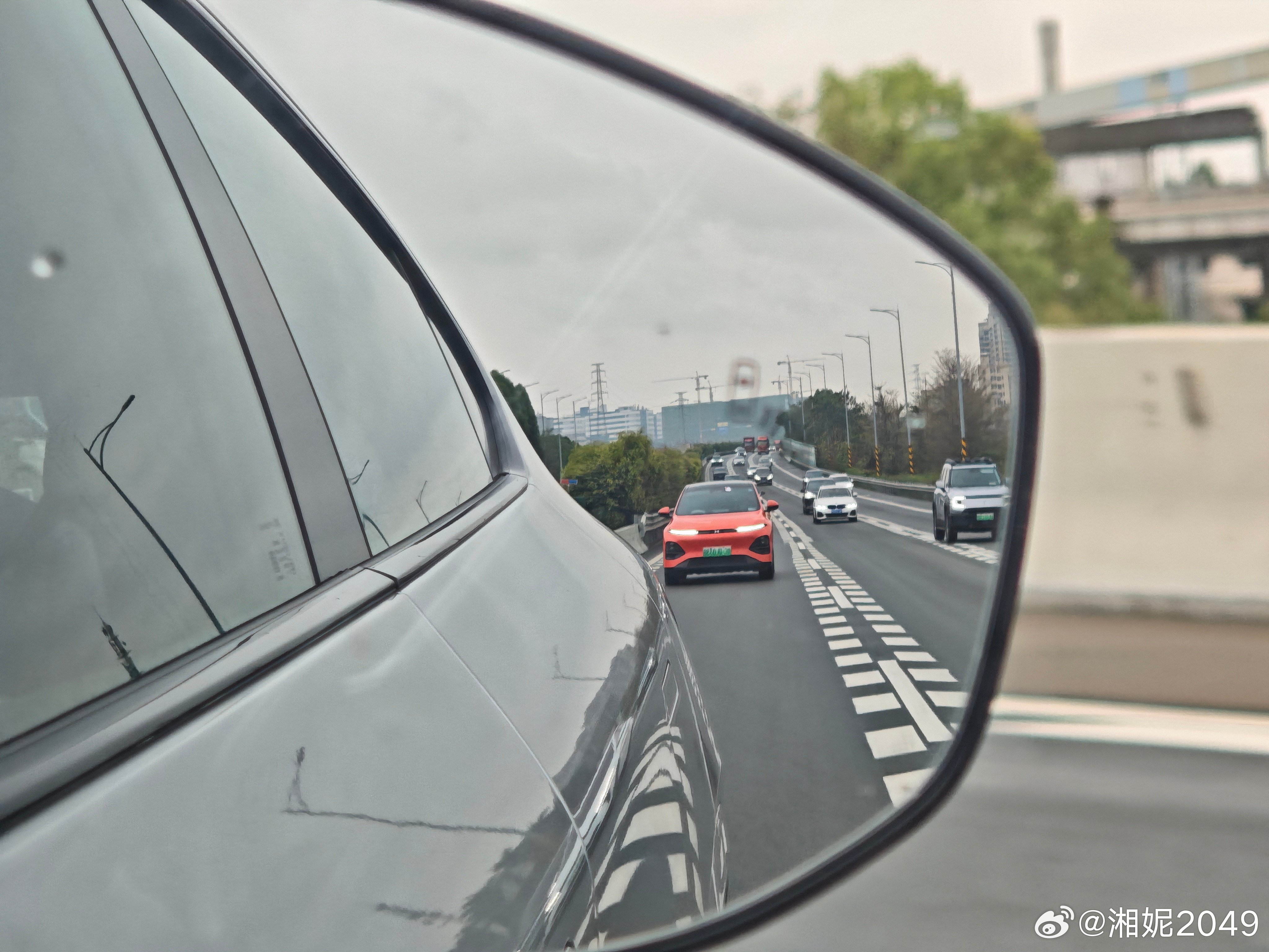 在路上看见最初款的G6，这车在我印象里是第一个主打橙色这么亮眼颜色的车，以致于我