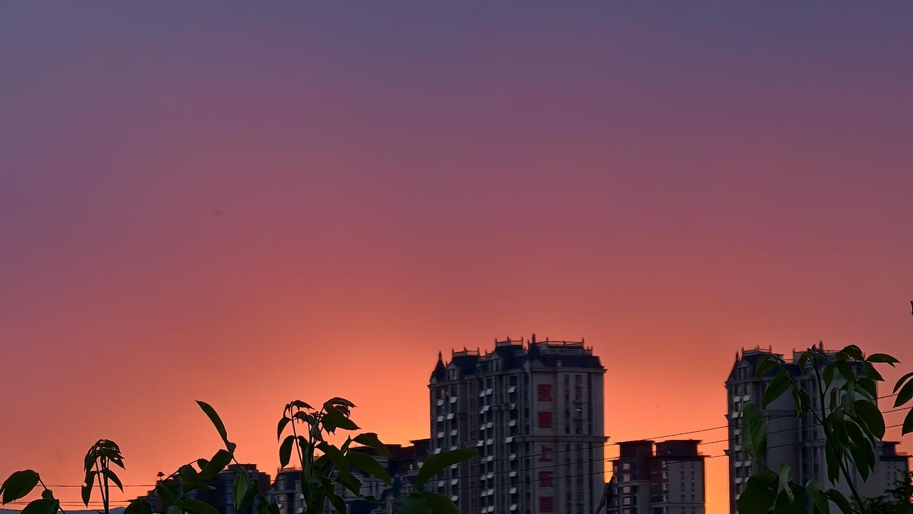 为啥日落时天空是橙红色呢?如果空气中水汽、尘埃特别多，散射会更强烈，红橙光也会被