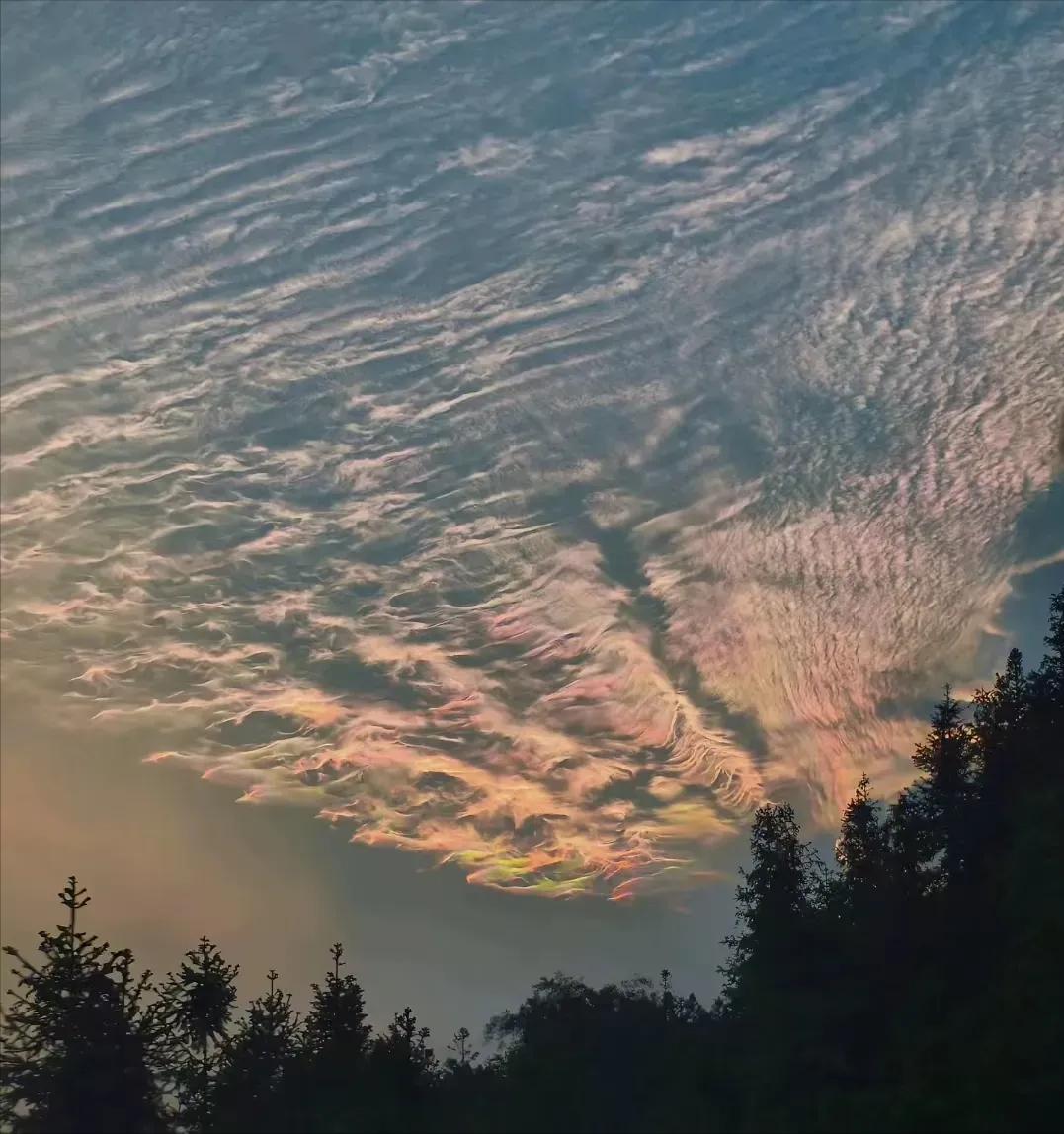 生完闺女，公爹听说是女孩，

在炕上躺了三天，生了三天的气。

“炕头上的三天”