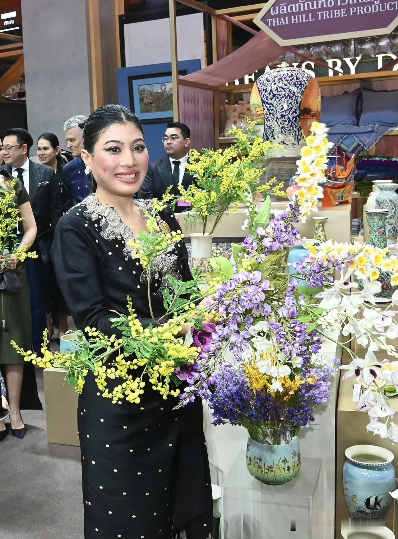 烟熏妆的思蕊梵公主哈哈，真是……一言难尽！出席时装秀活动！
