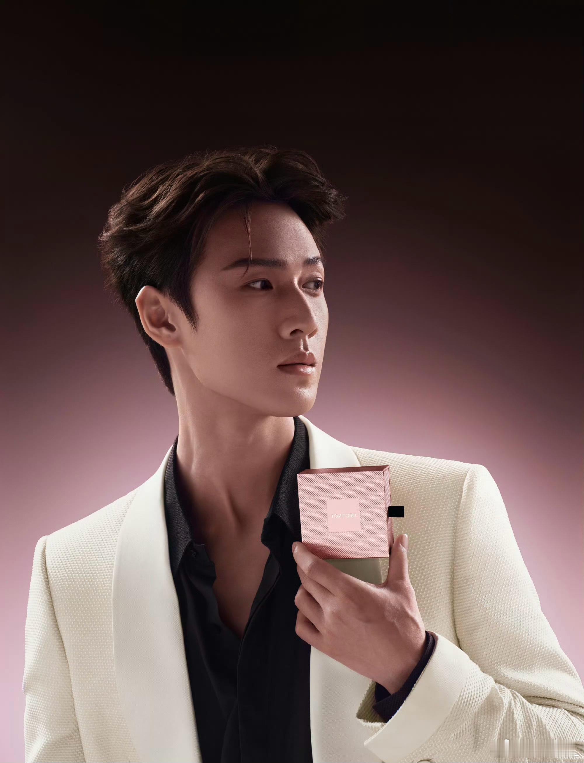 李昀锐×TOM FORD BEAUTY七夕大片上线。优雅格调诠释浪漫氛围，奢雅香