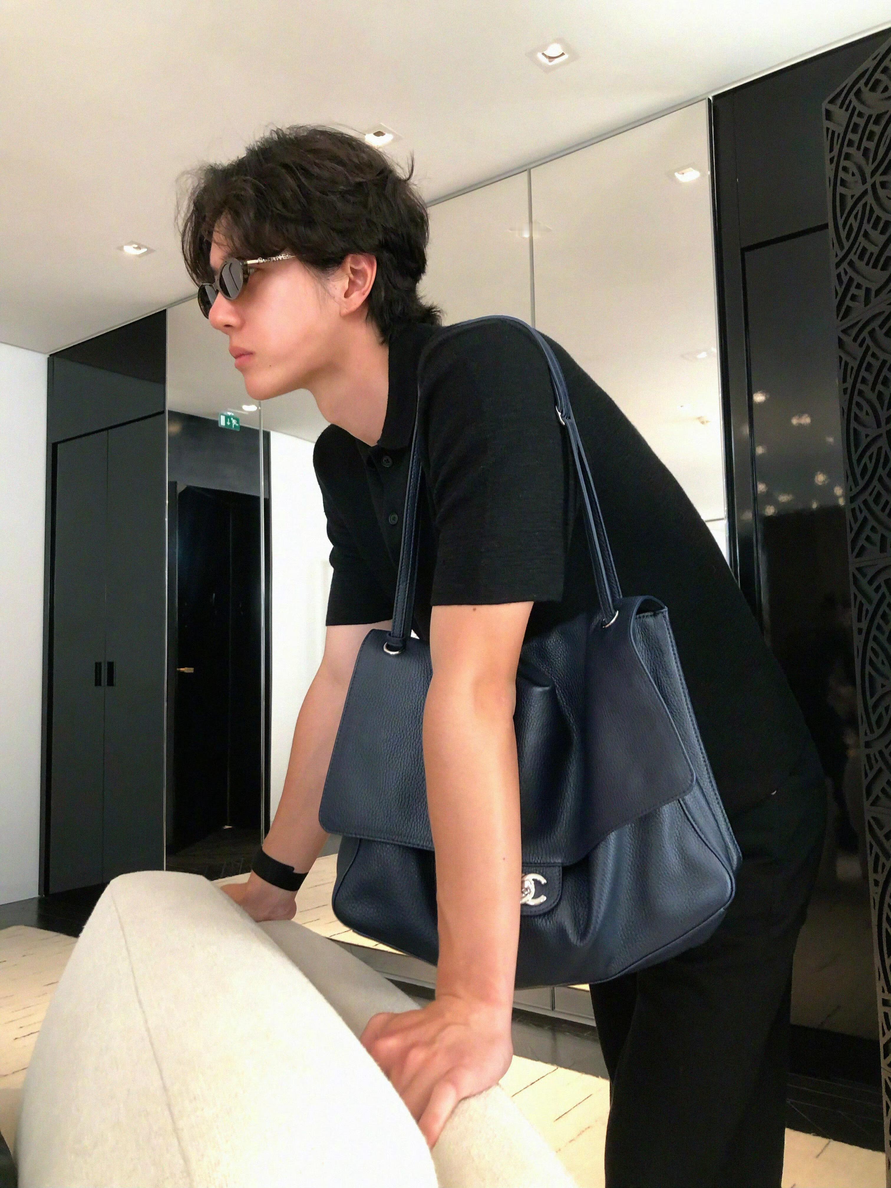王一博今日发布CHANEL 2027春夏大秀预告，巴黎第三站行程由此揭晓。简洁的
