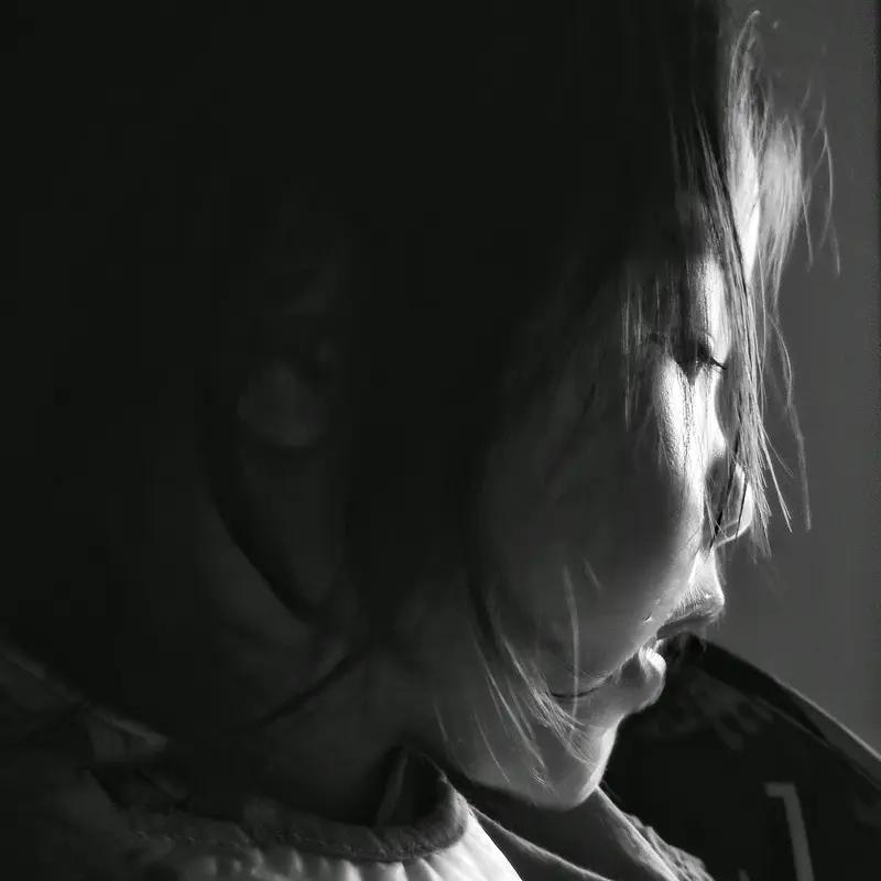 一个不爱你的男人，真不值得去珍惜。就像故事里的姐，爱了一个男人那么多年，结果对方