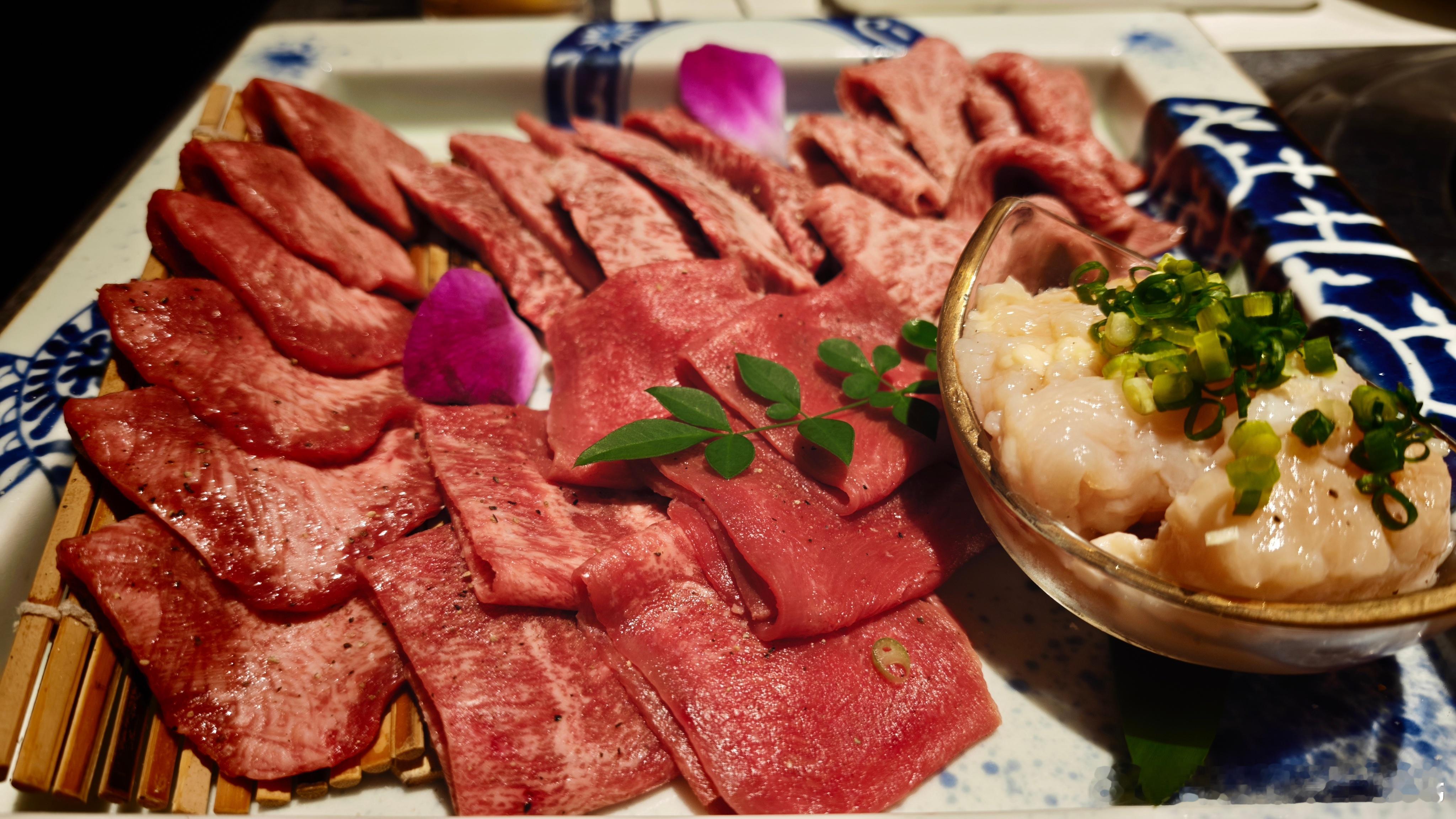 神户和牛，果然名不虚传。入口即化，满口飘香。生吃都很鲜美。白话好吃的 ​​​