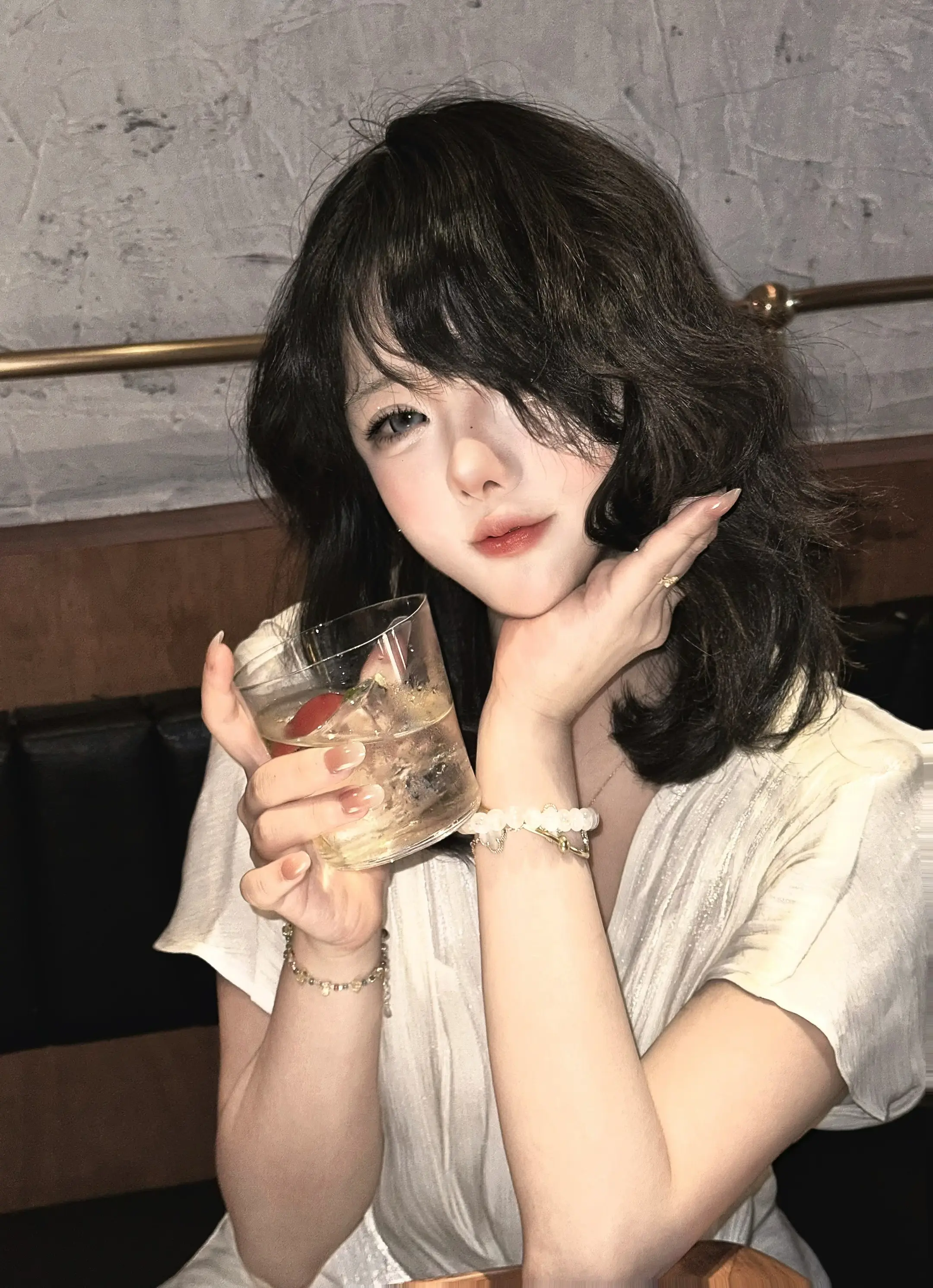 “姑娘不胜酒力 哭得梨花带雨”