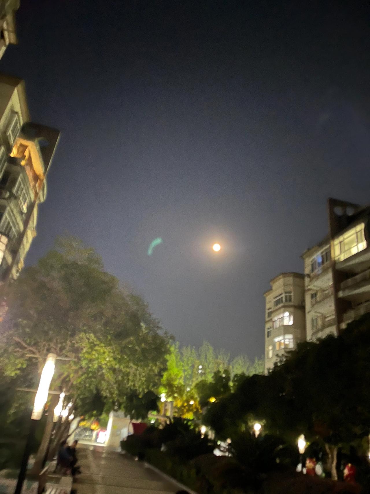 《月圆，思念》

今日，农历九月十六，晴。天空中那轮明月，圆如玉盘，亮如明珠。九