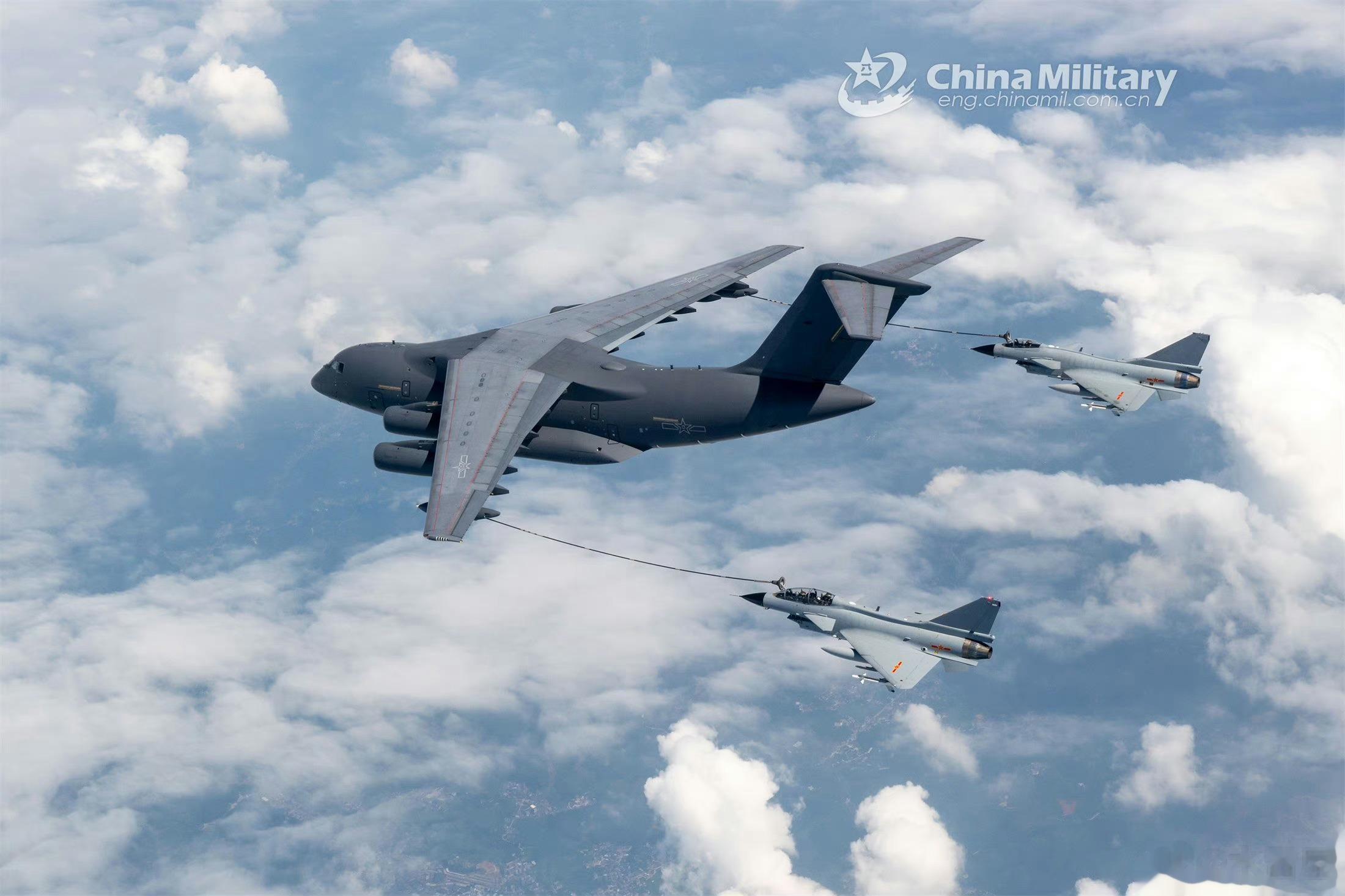 官曝运油-20和歼-10A/S进行空中加油训练图源：军网英文#中国空军# ​​​