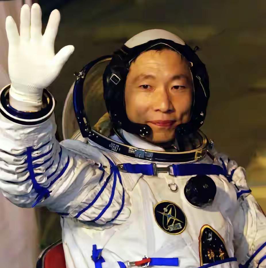 突然有点心疼杨利伟了，
因为只有他是一个人孤军奋战，
也只有他一个人，扛下了所有