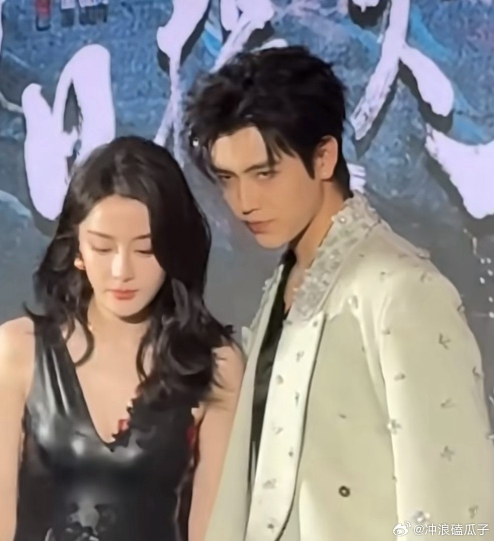 陈飞宇和迪丽热巴说悄悄话陈飞宇多高，巴巴穿了高跟鞋还有如此身高差 