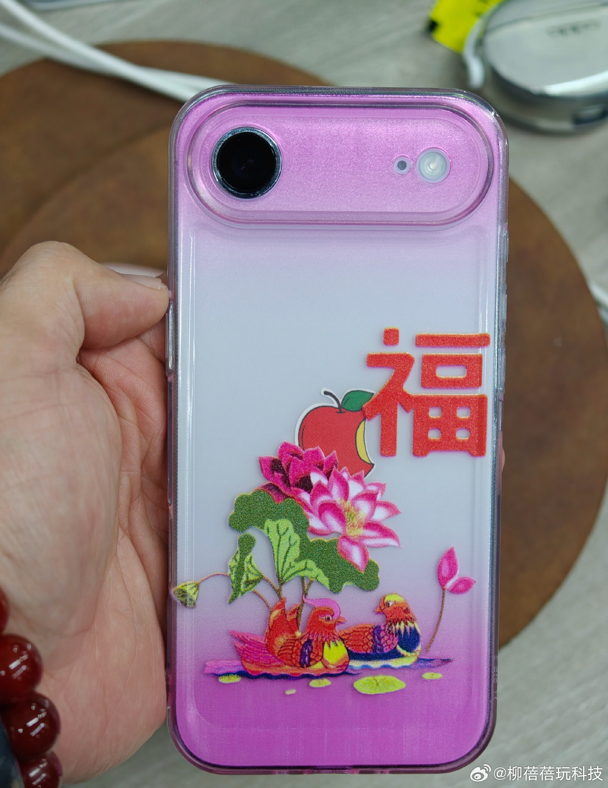 同事新买的的iPhone  Air手机壳