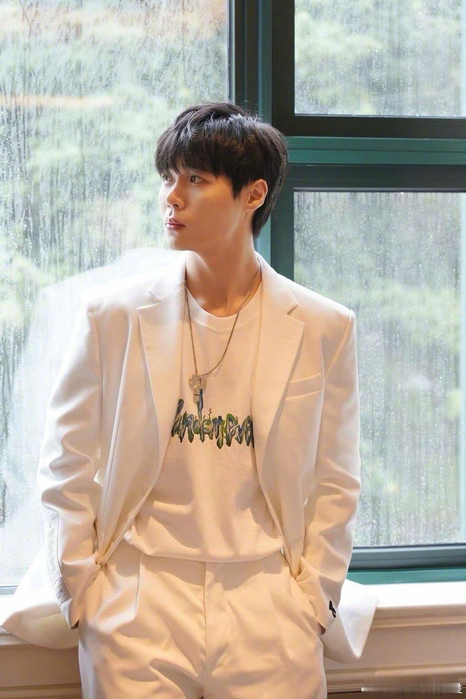 镜头外的左凌峰被镜头外的左凌峰圈粉了！朋友纷纷称赞他努力又暖心，单赛段四节目+高