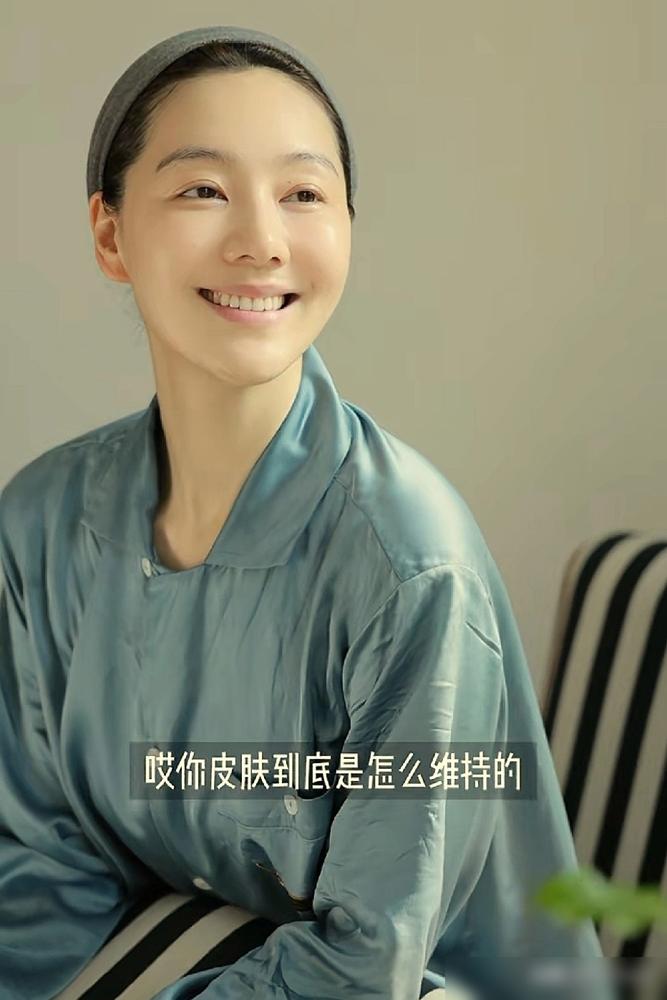 你敢信？刚刷到王冠素颜怼脸拍！42岁的人，皮肤细得连毛孔都藏得住！
早年是跟李