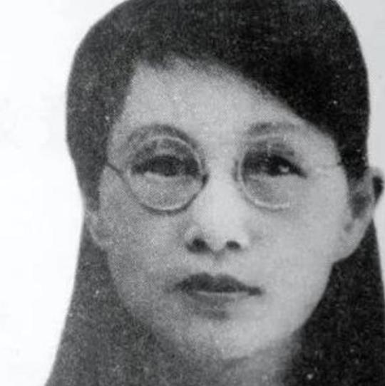 1909年，16岁的白薇与婆婆发生争执，丈夫竟然抄起板凳砸向她的背，婆婆见她倒下