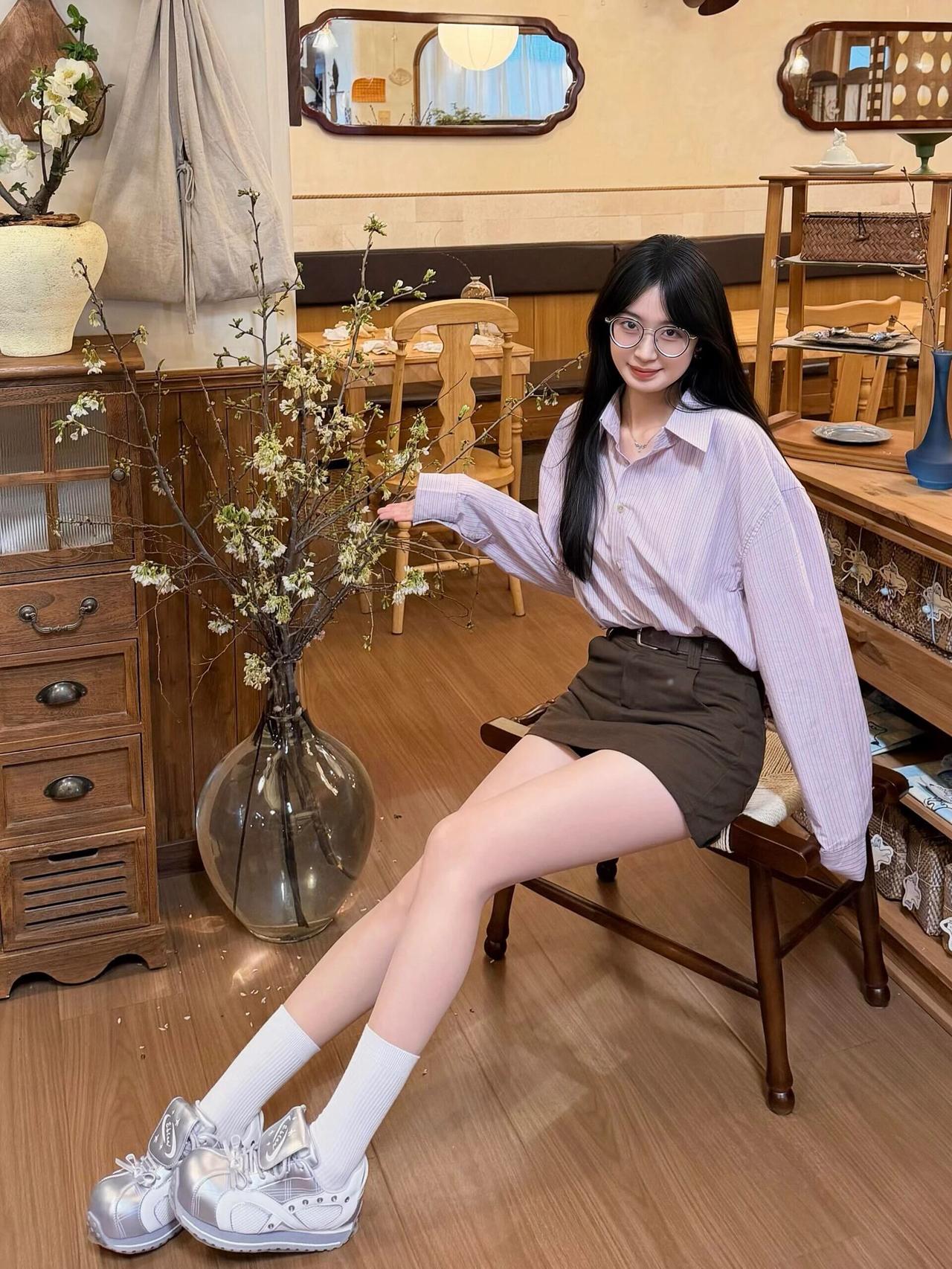 少女心爆棚的穿搭，复古咖啡馆的静谧时光。
穿搭 美少女 青春 女生如何穿出清纯的