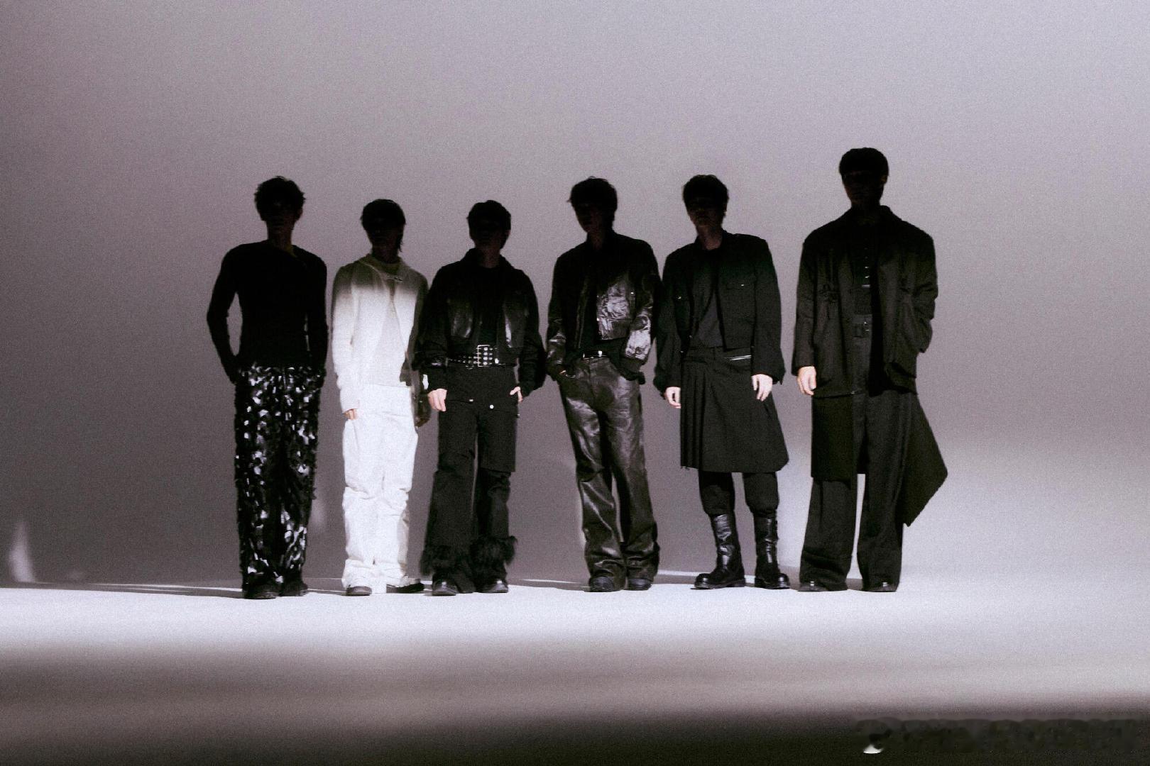 EXO最新概念图EXO回归最新概念图来了，好权威的六张脸。EXO只有张艺兴穿白色