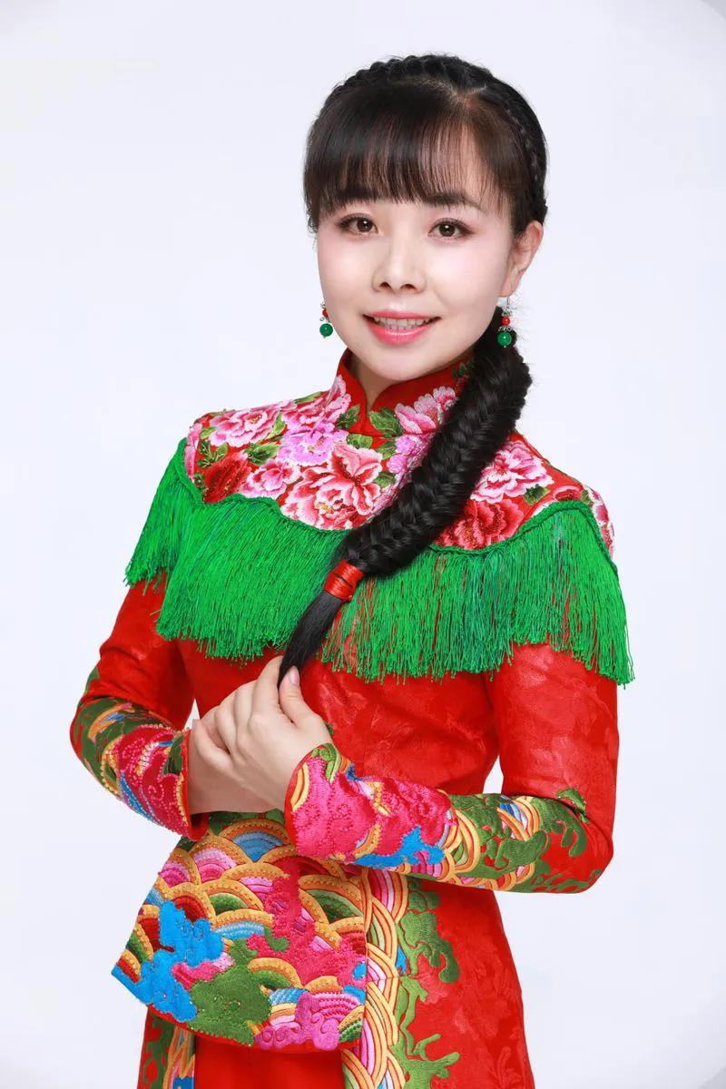 歌手，王二妮说，我们小的时候，我爸爸几乎每年冬天出去打工，因为我爸爸也没有什么技