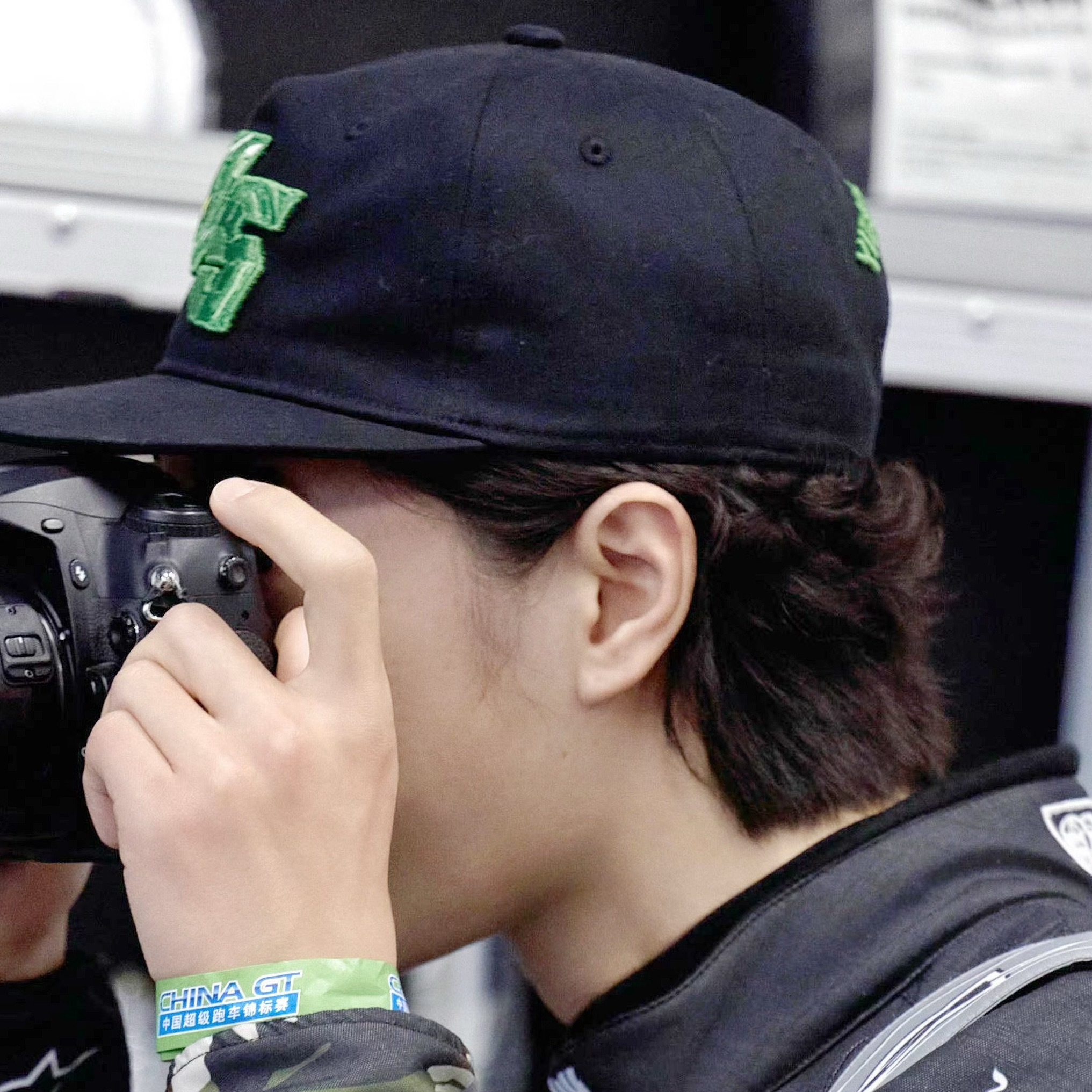 小包应该有一阵子没烫头了 底层原生直毛疯狂顶号中 