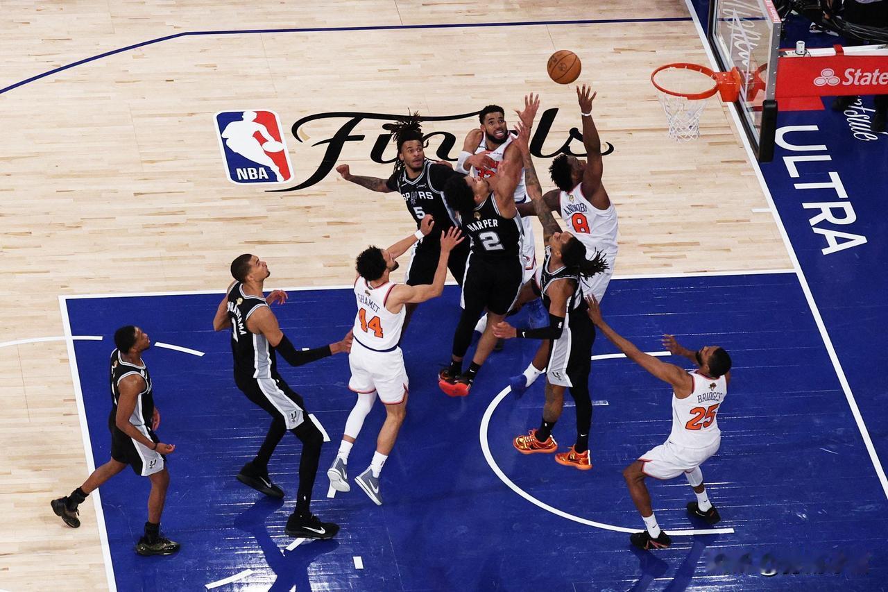 官网FMVP榜：OG阿努诺比升至榜首！唐斯第2！布伦森第4！
NBA官方公布了最