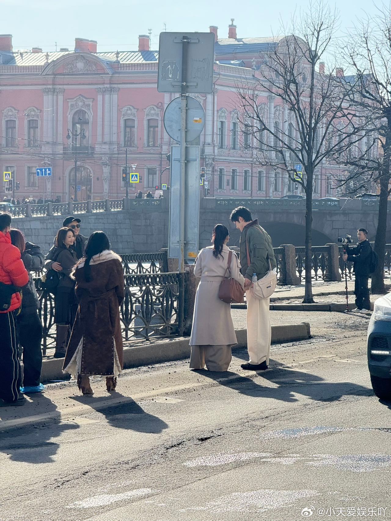 金莎孙丞潇录妻旅全程牵手 金莎孙丞潇全程牵手录制《妻旅》，十指紧扣黏糊糊，甜蜜指