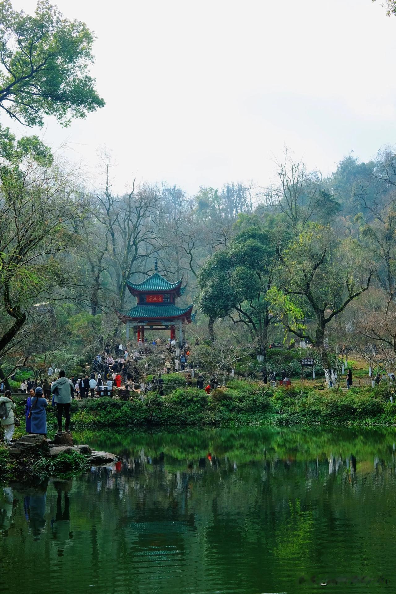 岳麓山-爱晚亭-岳麓书院
​终于看到杜牧诗中的爱晚亭岳麓风景 游岳麓山风景区