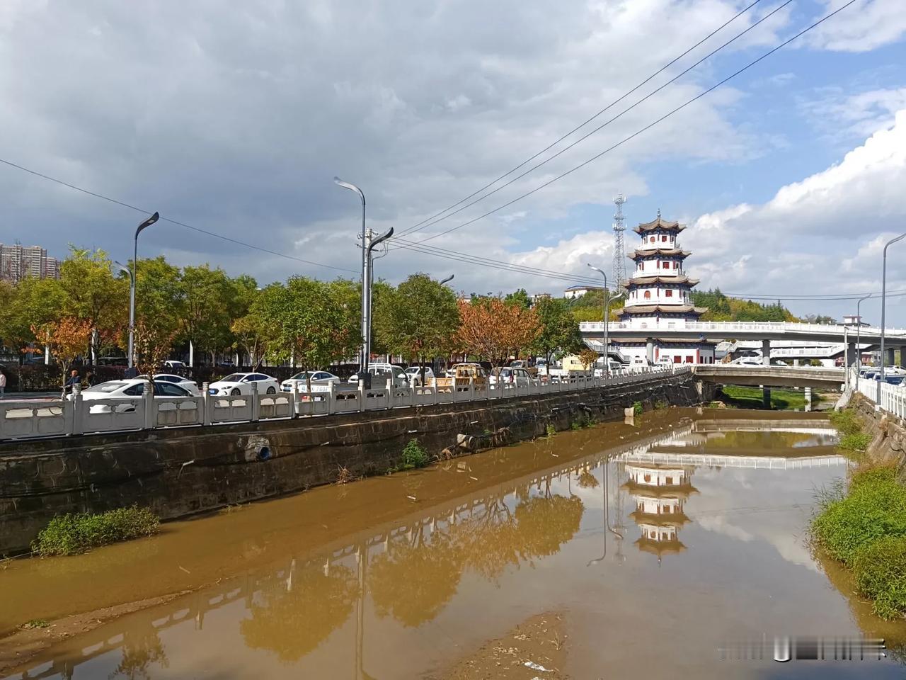 #秋日生活打卡季#洛南县街道跟山阳、镇安结构形式很相似，河流都叫“县河”，河堤两