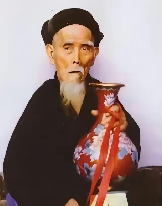 “中国长寿之王”龚来发，终身未娶活到133岁，可匪夷所思的是，他却有一个公认的“