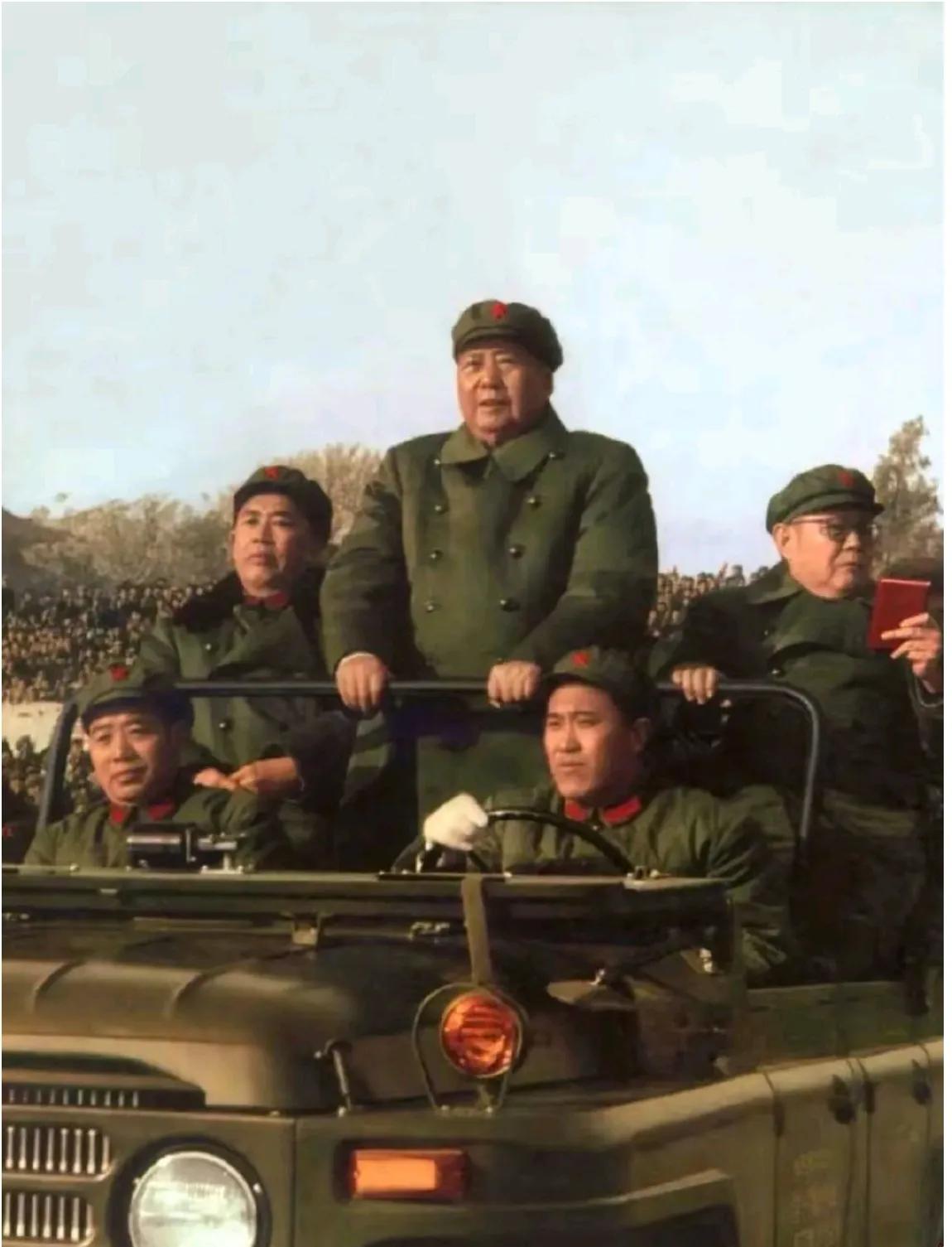 毛主席检阅人民军队的照片之一，叶帅和大将们陪同，龙行虎威，气场强大扑面而来。