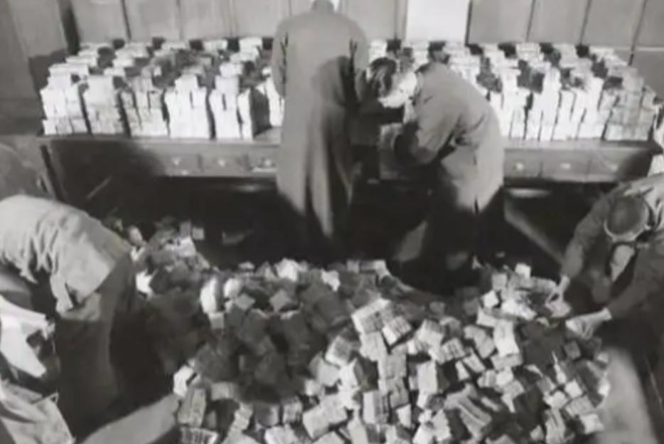 1949 年，老蒋带着 400 万两黄金来到了台湾，400 万两也就是 125 