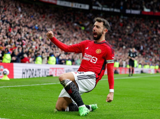 B费今日在卡灵顿外将车停靠路边，为孩子们签名合照5分钟时间8月22日讯 记者Si