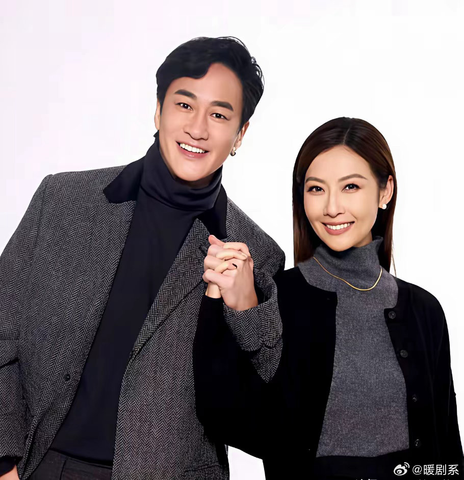 何润东结婚9年，依然没孩子。他老婆林姵希，从专柜小姐做到自己搞设计、做直播，俩人