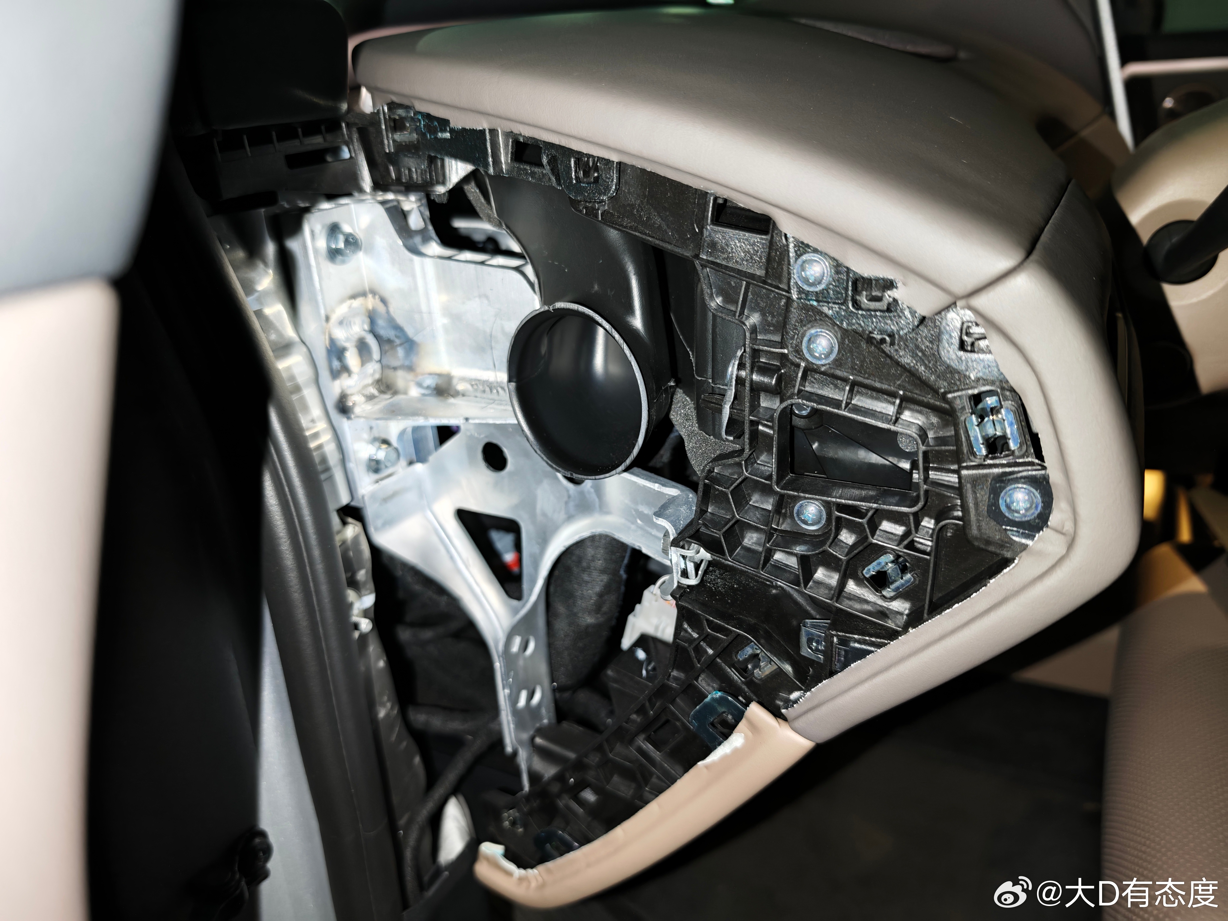 突然想到个i6的改装方案，跑车库拆车，明天继续。 