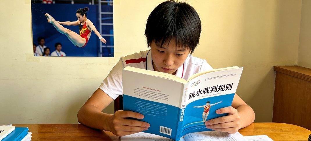 首先，专业底子摆在这，做裁判天生有优势。张家齐可是奥运冠军，从小泡在跳水队，对跳