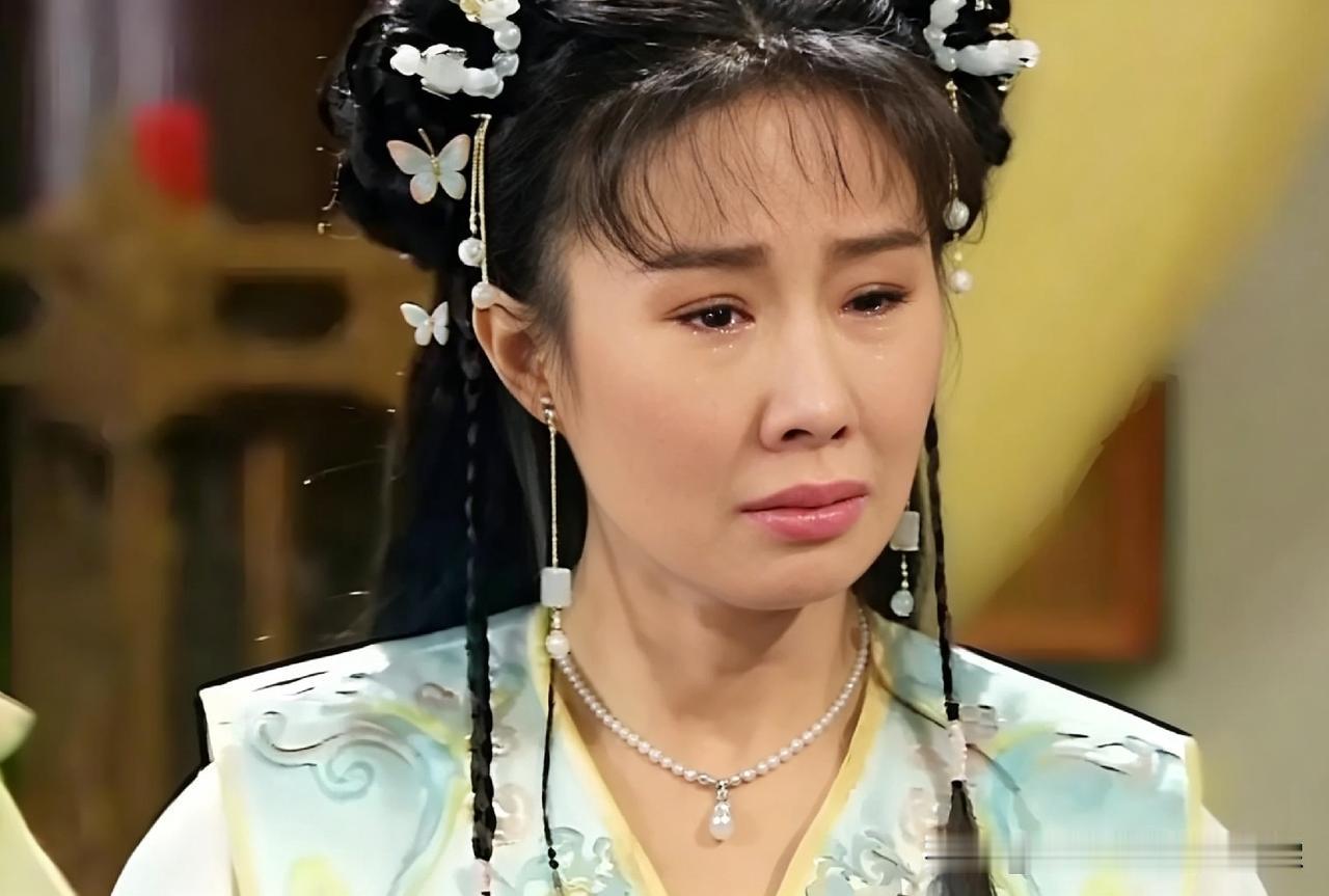 全剧最幸福的就是碧莲了！她还不知足，还整天丧丧着一张脸干什么？

碧莲从小在蜜罐
