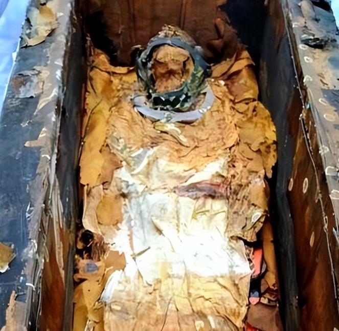 1956年定陵开启，万历皇帝的龙袍见空气就成渣，可孔府仓库里同年代的蟒袍却颜色鲜