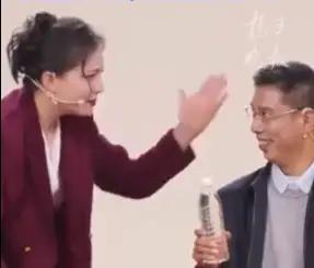 孙茜回应萝卜岗小品称还是保守了，江苏春晚小品撕开萝卜岗遮羞布，饭局潜规则被江苏春