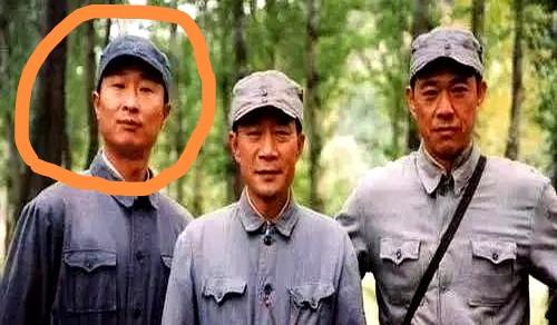 三位老戏骨的老剧照合影，李雪健和张丰毅穿着八路军军装都很好，可唯独左边这位小眼睛
