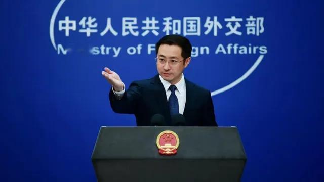 【特朗普掀桌子，启动另一枚棋子，对华打明牌，反被中方拿捏命门】美国总统特朗普想访