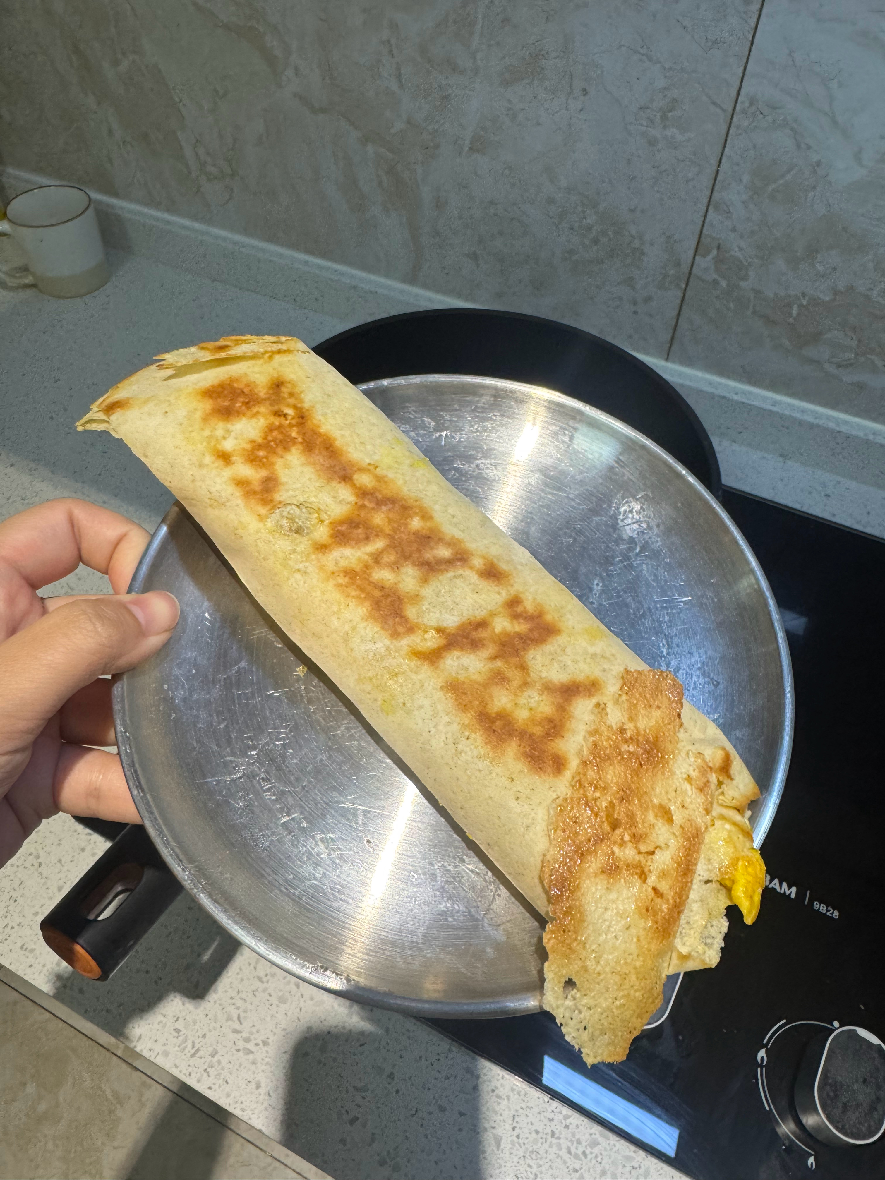 饿了，寻思炒个鸡蛋卷煎饼，灵机一动，卷好煎饼放锅里烙了一下，哎呀我的妈，那直接好