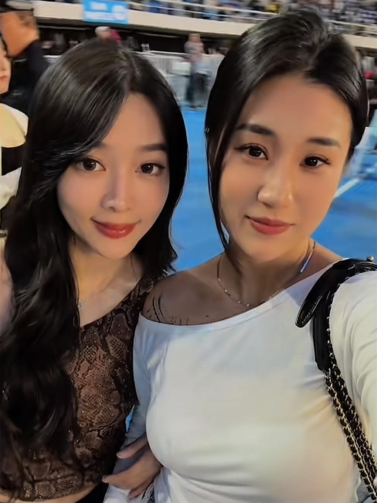 饼嫂、龄嫂一起旅行，天津看陶喆演唱会，俩嫂子是真漂亮！德云社龄嫂发布了一段和饼嫂