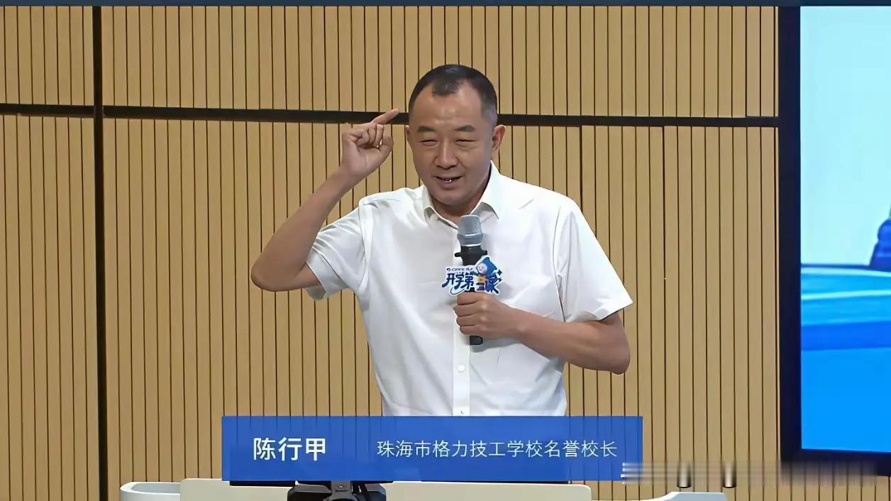 陈行甲的活跃和存在是一面镜子，可以看出官场上的某些潜规则。在网民的心目中，他是一