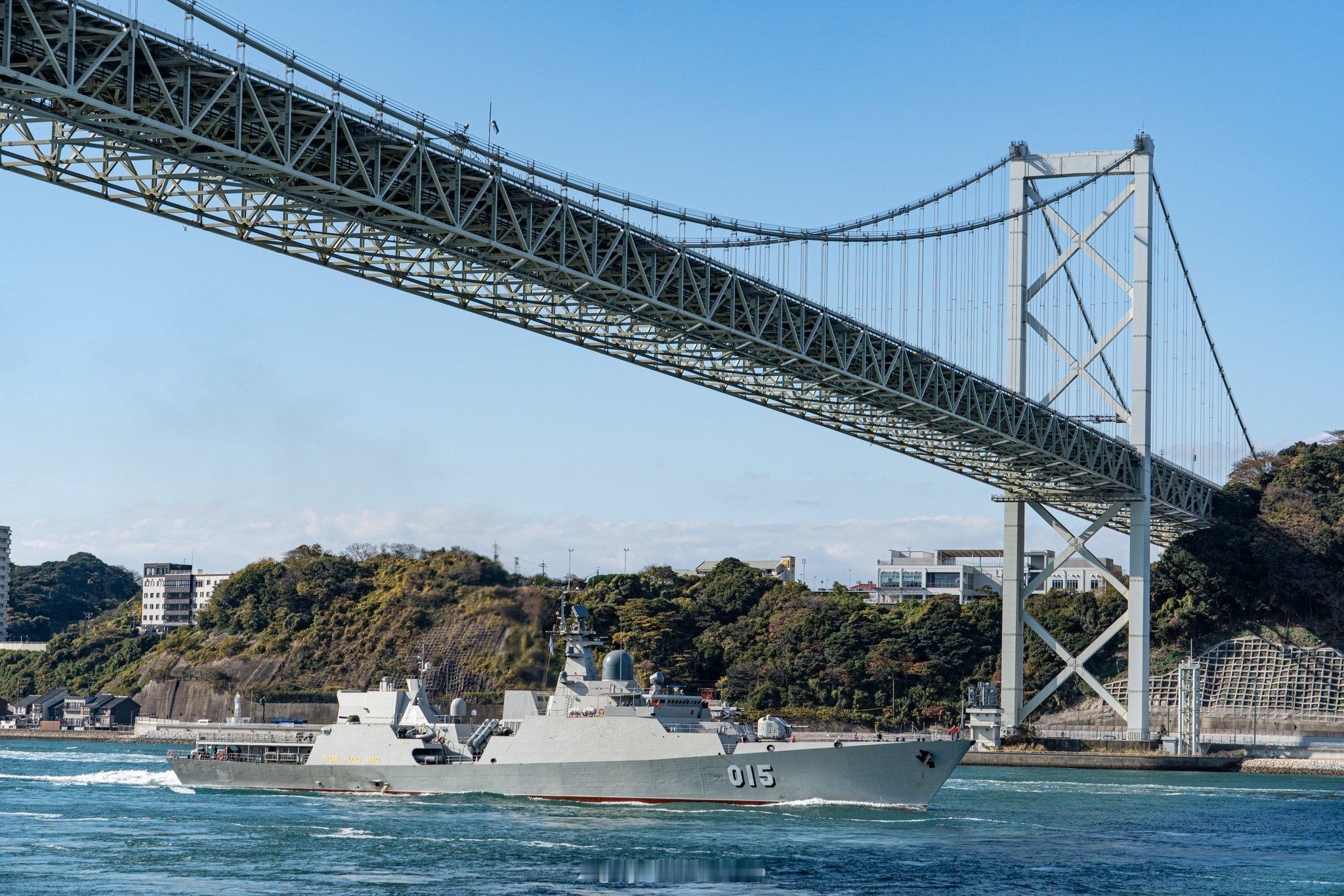 飞扬军事 12月6日，完成对中国访问的越南海军陈兴道号导弹护卫舰通过关门海峡，计