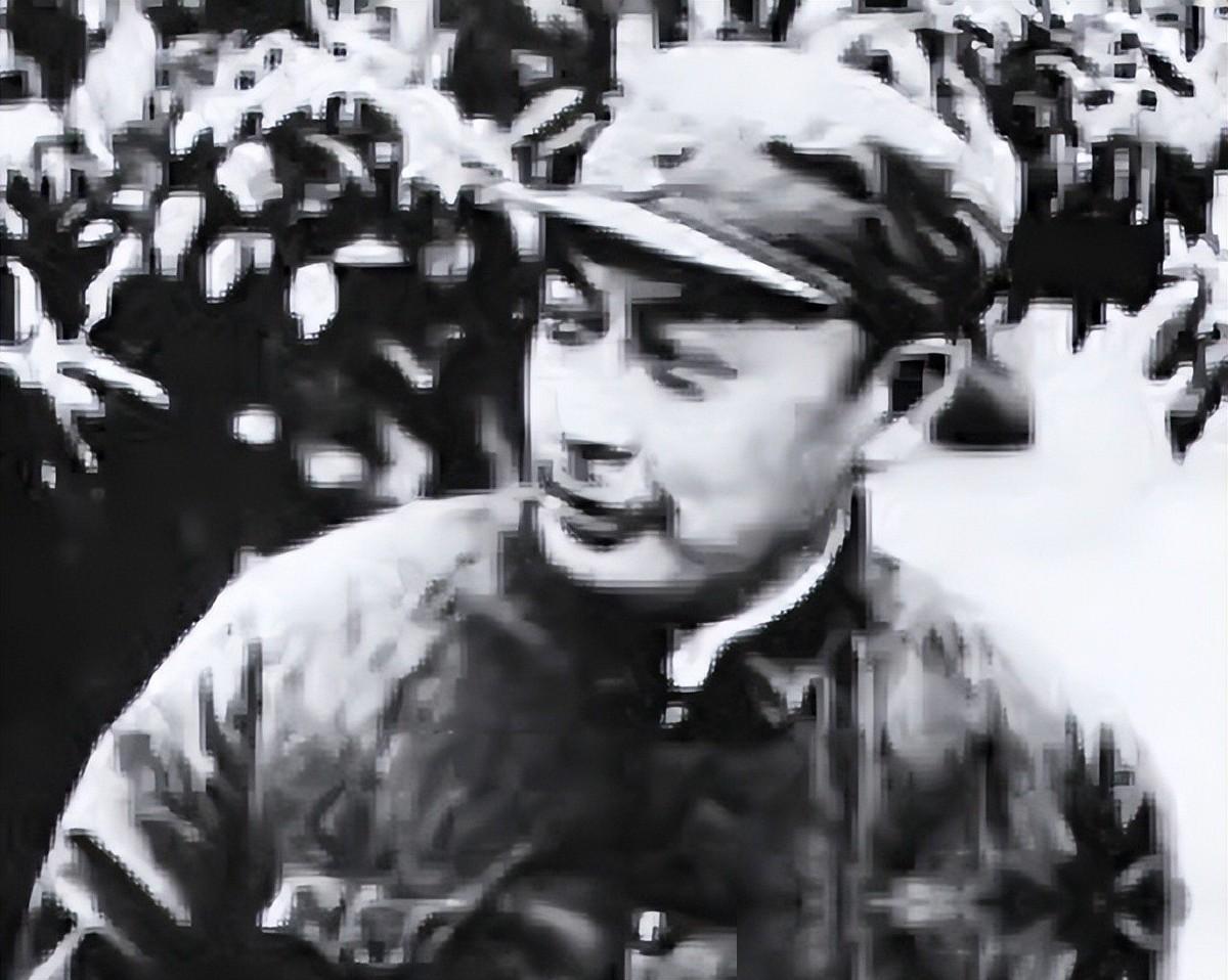 1937年，陈毅被叛徒诱骗下山，途中他觉得口渴，于是拐到一农户家里喝水，却因为农
