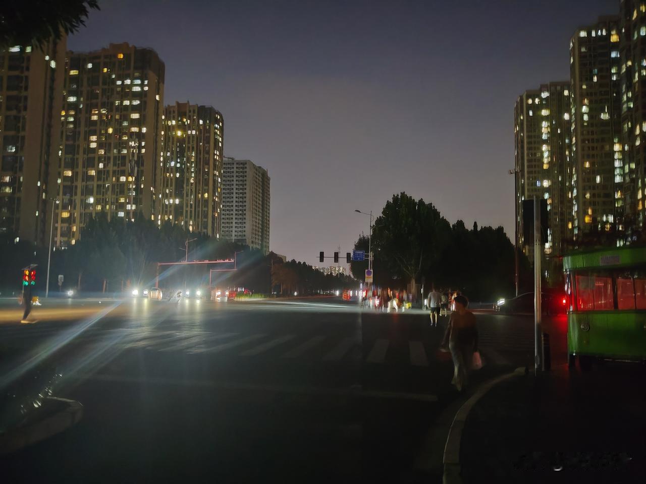 省会城市的郊区夜晚却漆黑一片，实在令人意外。虽能看到路灯静静伫立，却不见一丝光亮