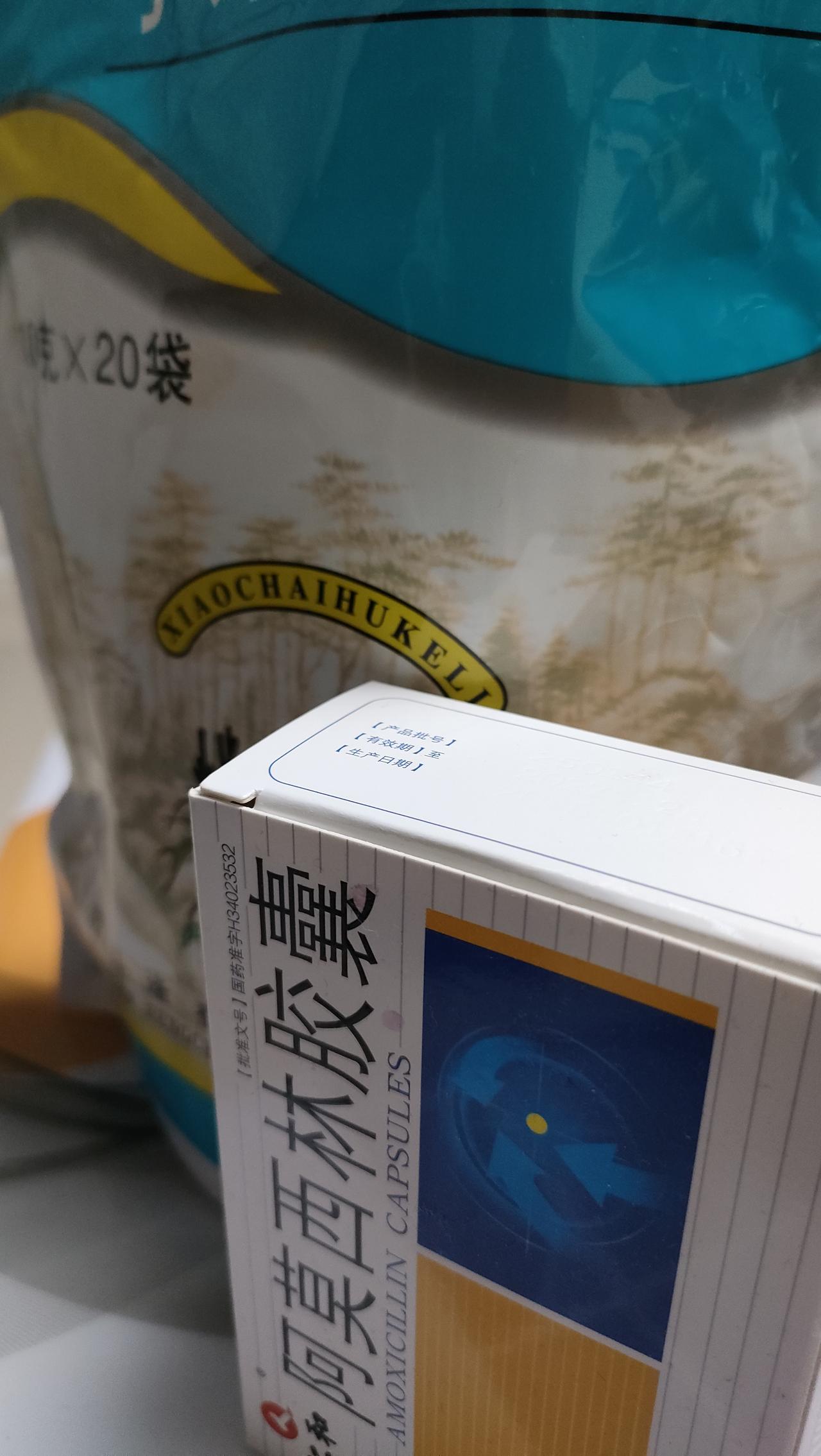 还有人喜欢甲流？中午去买药，碰见两个穿校服的小伙，大喊着追前边的一个小伙，追上后