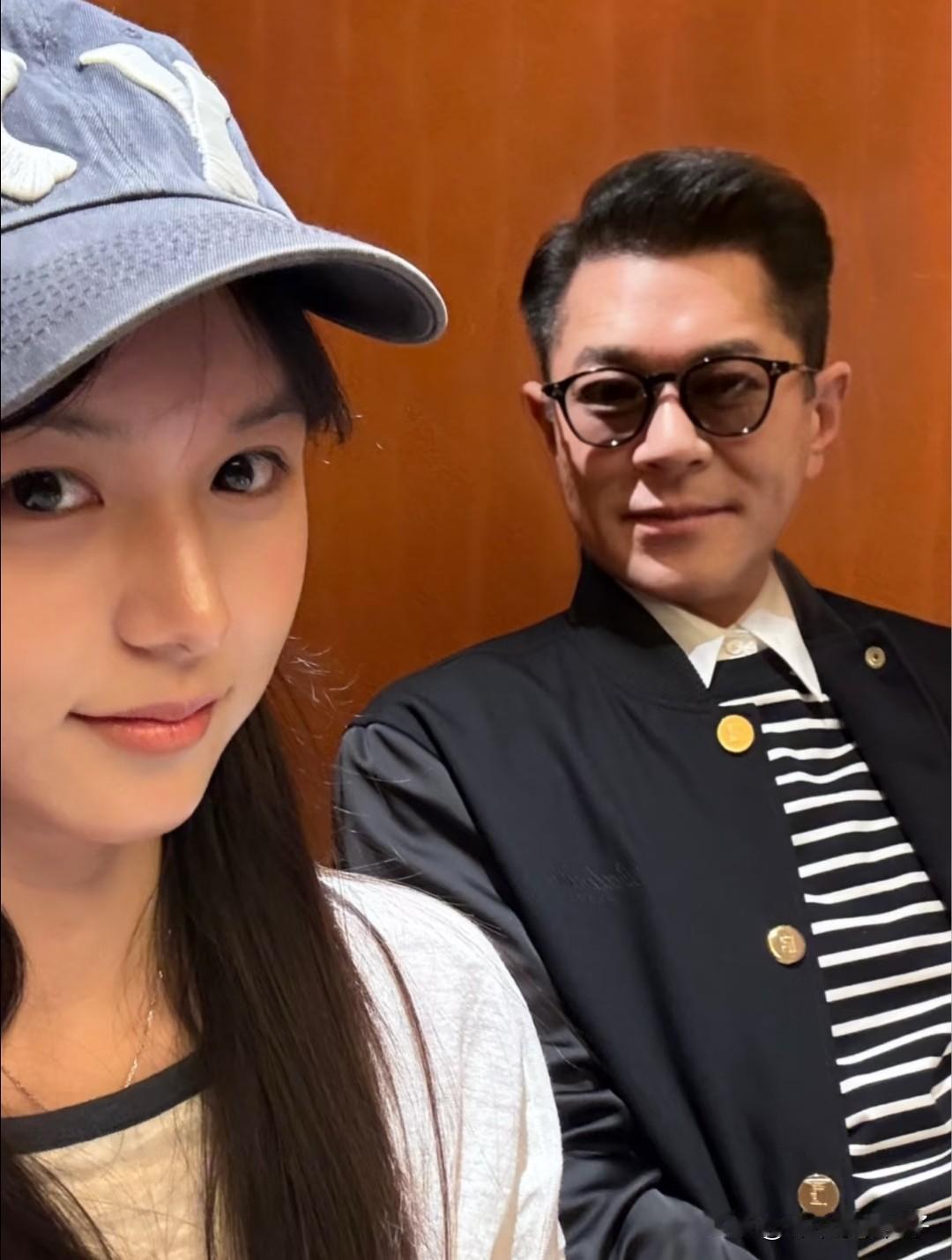 左边是刘楚恬，2009年出生，身高168cm。
右边是古天乐，1970年出生，身